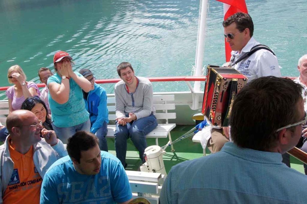 Marc Pircher spielt den BewohnerInnen am Achenseeschiff ein Ständchen.