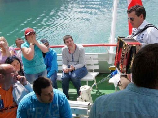 Marc Pircher spielt den BewohnerInnen am Achenseeschiff ein Ständchen.