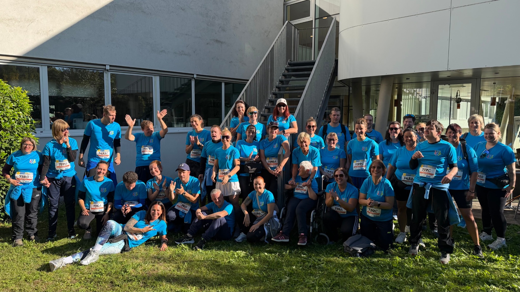 W.I.R.-Team in türkisen T-Shirts mit Startnummern beim Tiroler Firmenlauf 2026.